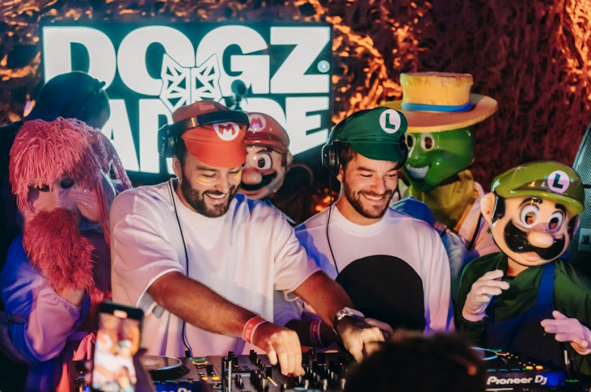 Após sold out em tempo recorde em SP, Dubdogz leva a festa Nostalgia para o RJ em março